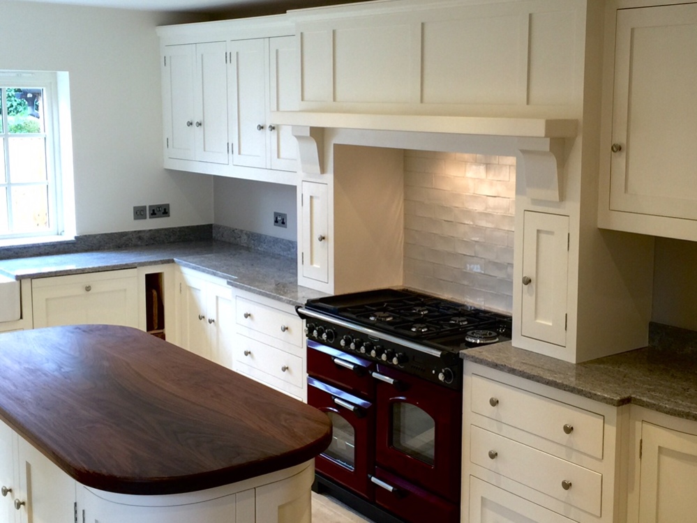 Made to measure shaker style solid wood kitchen hand built in Nottingham.Finished in Farrow&Ball pointing.